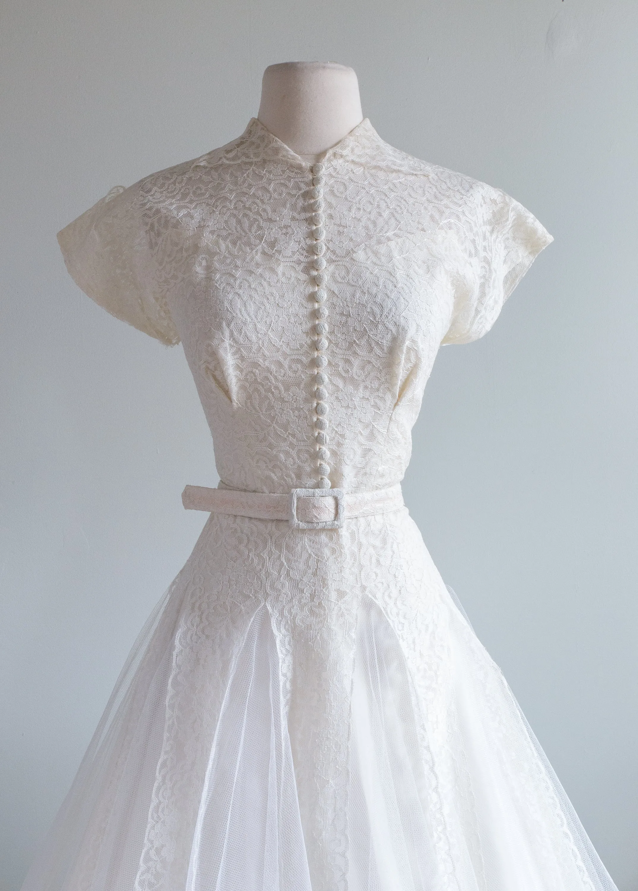 Classic 1950's Tea Length Lace Wedding Dress / Waist 28
