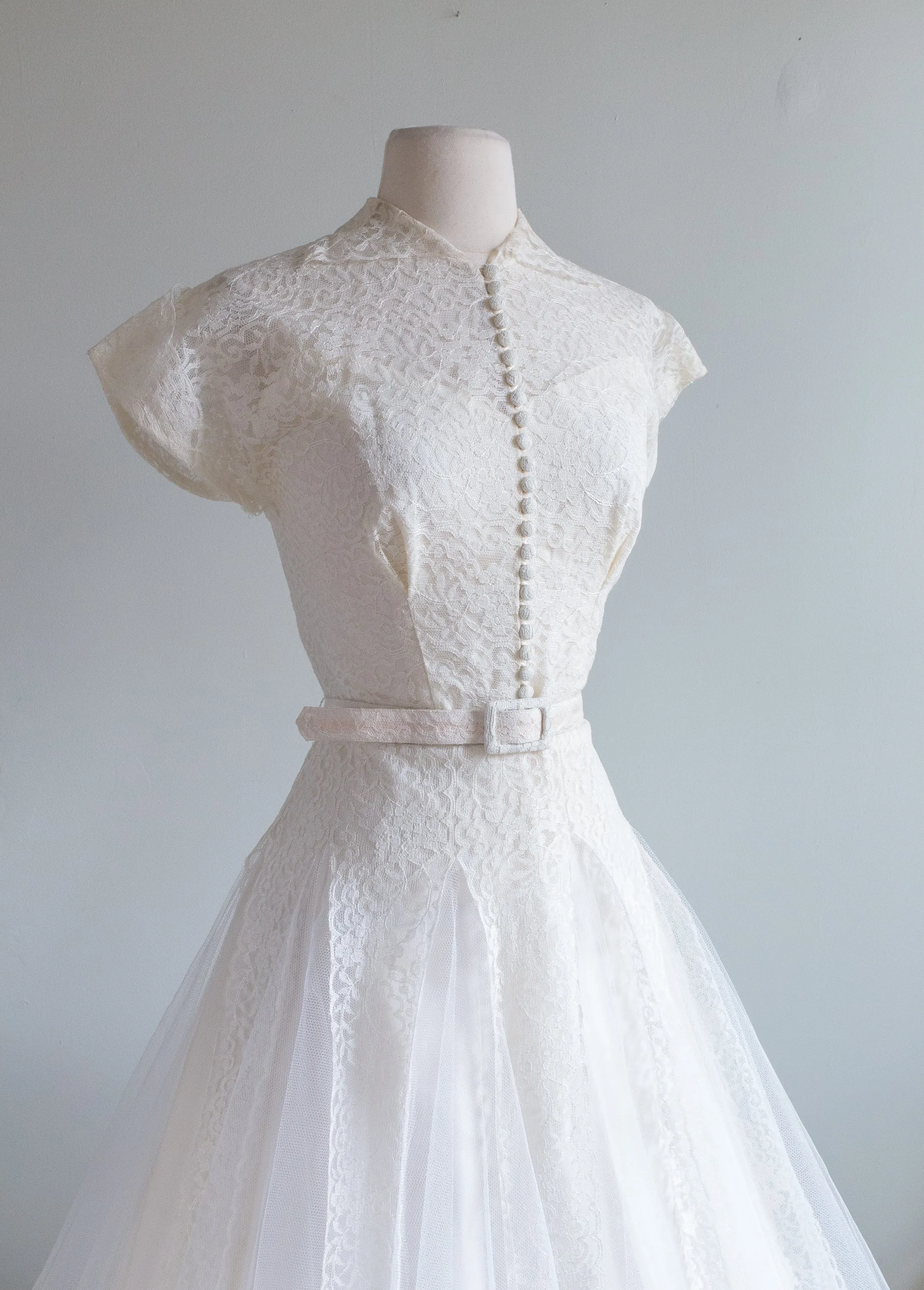 Classic 1950's Tea Length Lace Wedding Dress / Waist 28