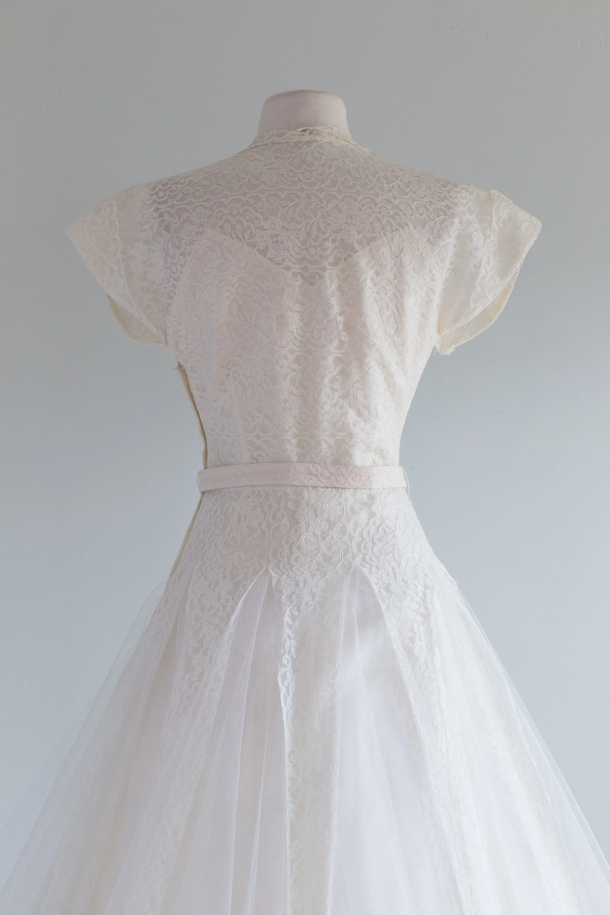 Classic 1950's Tea Length Lace Wedding Dress / Waist 28
