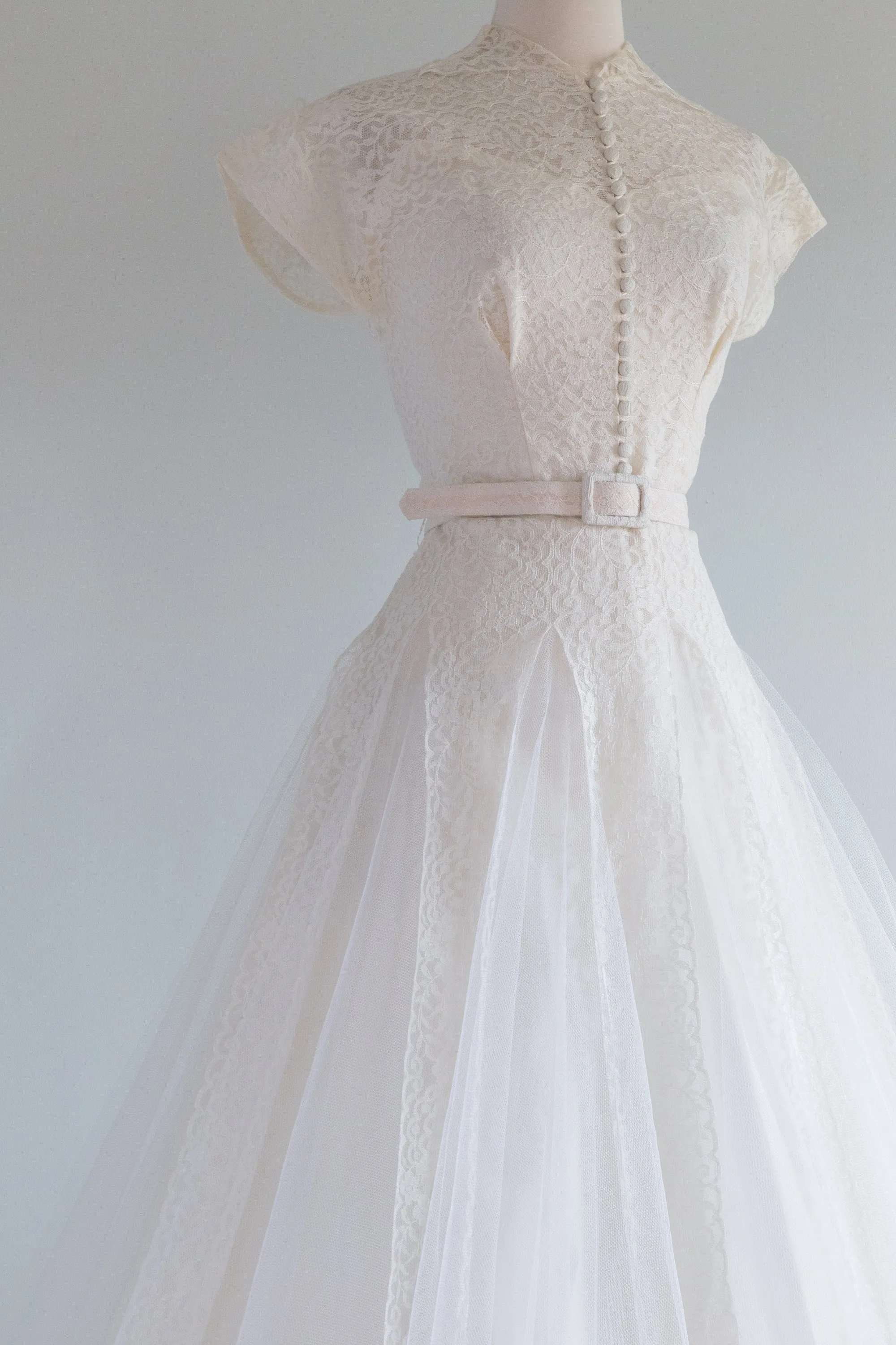 Classic 1950's Tea Length Lace Wedding Dress / Waist 28